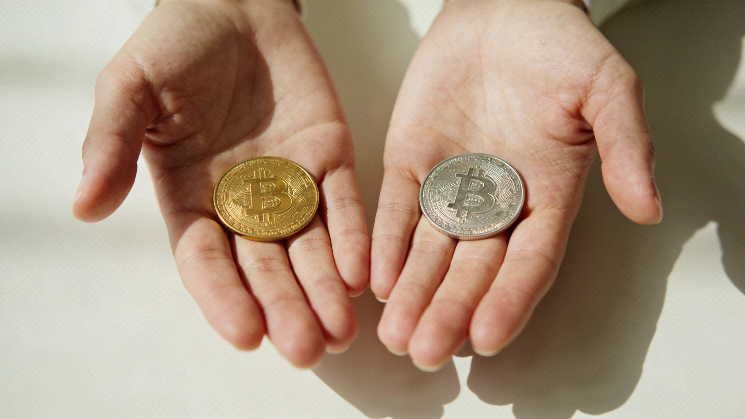 Investir dans l’or ou l’argent : quelle stratégie adopter